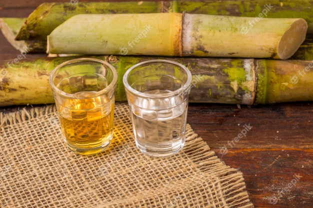 cachaca-e-o-nome-de-uma-bebida-alcoolica-tipica-produzida-no-brasil-e-feita-com-cana-de-acucar-bebida-tradicional-do-brasil-na-mesa-de-madeira_63083-122