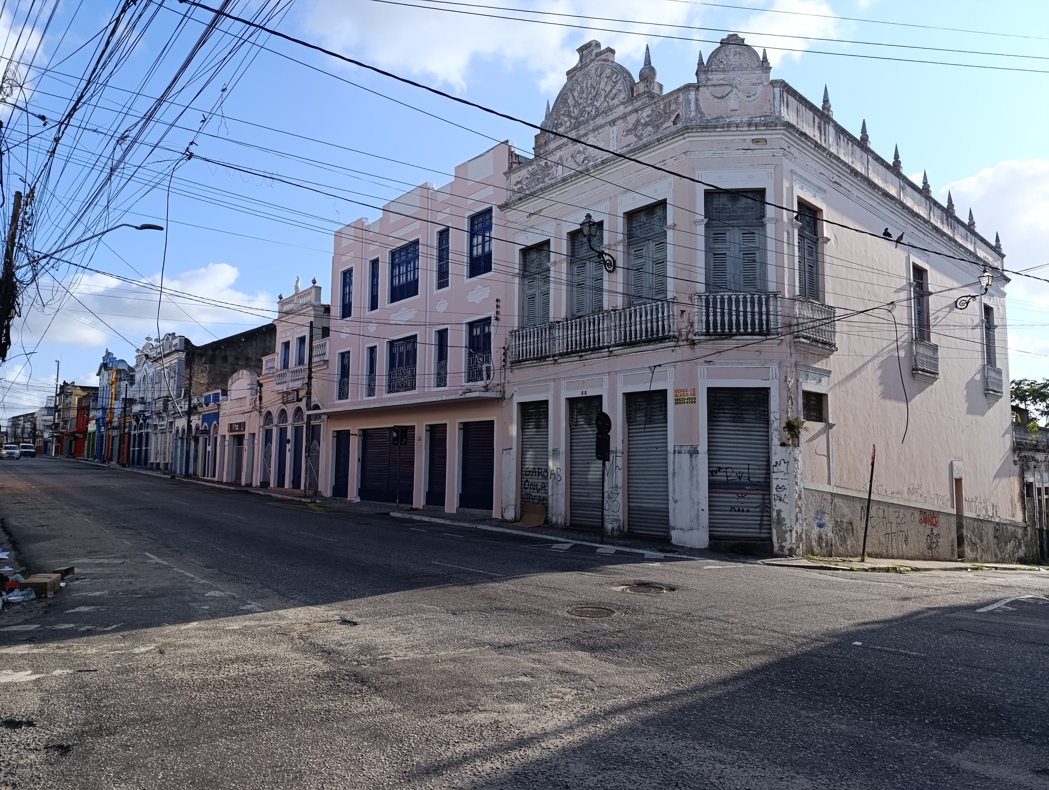 Na foto, casario da Rua Maciel Pinheiro, vendo-se, em primeiro plano, a antiga Farmácia Londres, na esquina com a Rua 5 de Agosto.