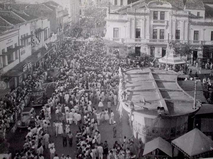 Na foto do corso, em tarde carnavalesca, na Duque de Caxias, o prédio mais imediato, à direita, é o do Ponto Chic.