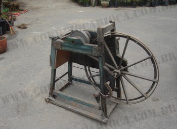 A foto que ilustra a crônica é justamente a do equipamento usado pelos amoladores de facas e tesouras, nas ruas. A encontrei numa reportagem do Diário Carioca. O aparato virava um carrinho, para facilitar a vida daqueles trabalhadores autônomos.